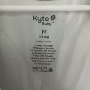 Kyte baby sleep sack,smoke free home. 2.5 tog, oat color. Size M or 18-30 lbs.